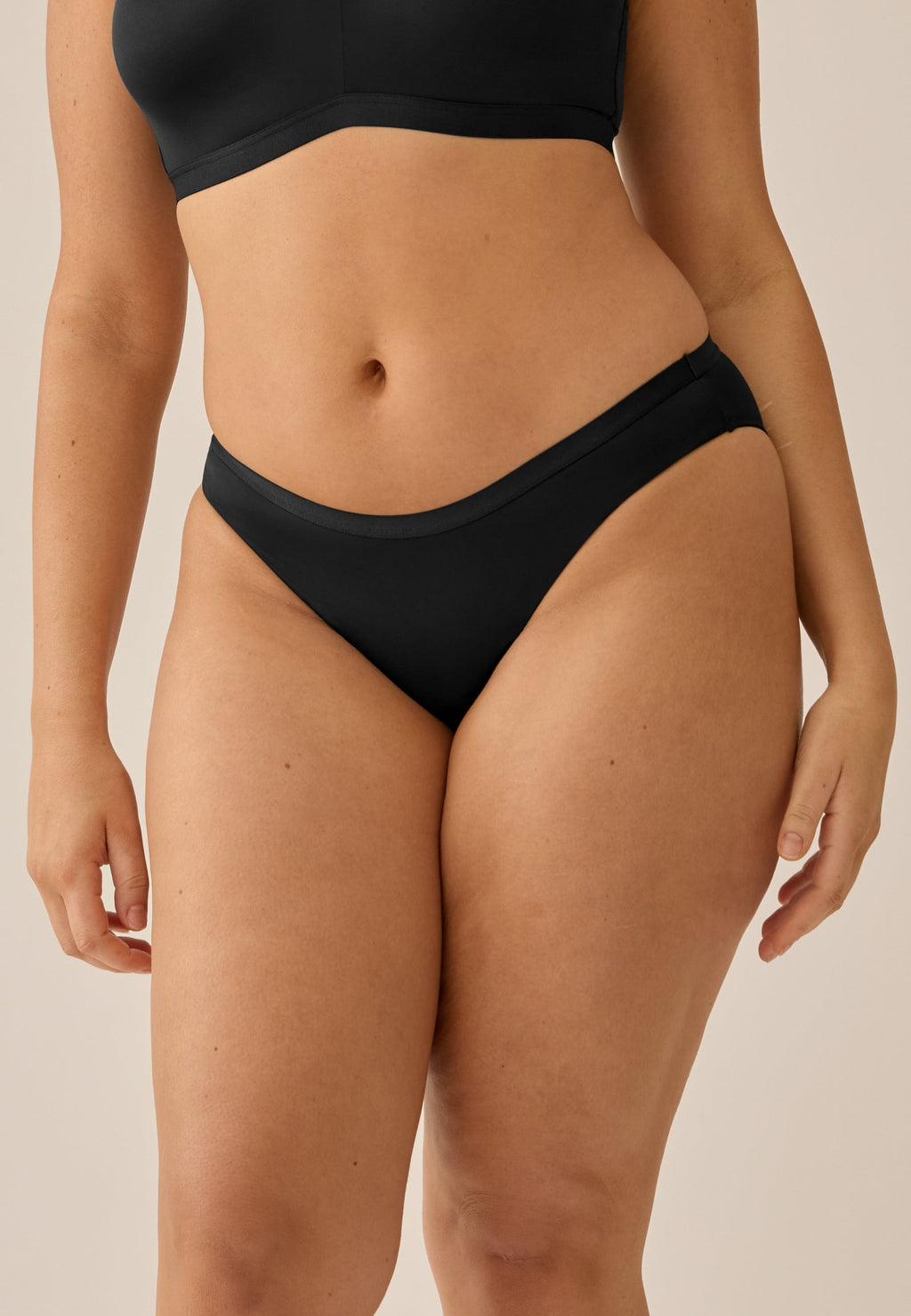 Voorzijde van vrouw die de slip in de kleur zwart van het merk Naturana draagt