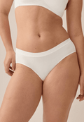 Voorzijde van vrouw die de slip met glansband in de kleur ecru van het merk Naturana draagt