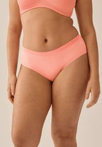 Voorzijde van vrouw die de slip met glansband in de kleur peach pink van het merk Naturana draagt