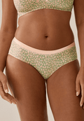 Voorzijde van vrouw die de slip met glansband in de kleur rose olive van het merk Naturana draagt