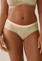 Voorzijde van vrouw die de slip met glansband in de kleur rose olive van het merk Naturana draagt