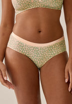 Voorzijde van vrouw die de slip met glansband in de kleur rose olive van het merk Naturana draagt