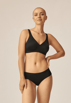 Voorzijde van vrouw die de slip met glansband in de kleur zwart van het merk Naturana draagt