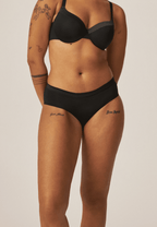 Voorzijde van vrouw die de slip met glansband in de kleur zwart van het merk Naturana draagt