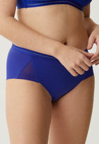 Voorzijde van vrouw die de slip met mesh detail in de kleur indigo van het merk Naturana draagt