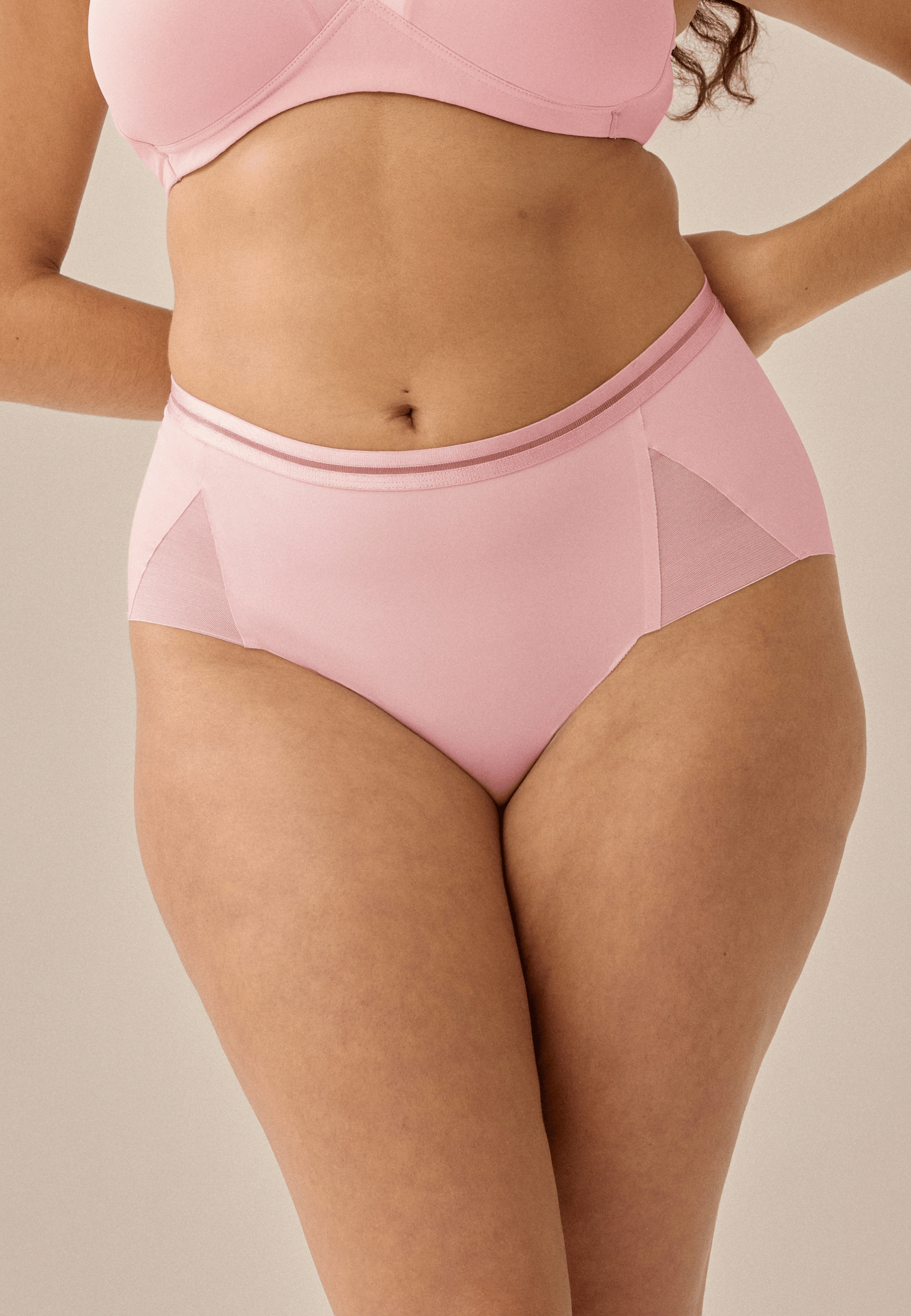 Voorzijde van vrouw die de slip met mesh detail in de kleur pink rose van het merk Naturana draagt