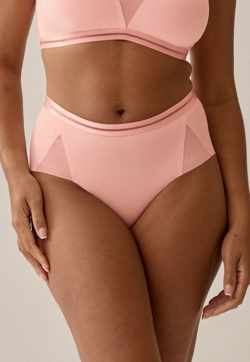 Voorzijde van vrouw die de slip met mesh detail in de kleur pink rose van het merk Naturana draagt