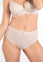 Voorzijde van vrouw die de slip met kant in de kleur beige van het merk Naturana draagt