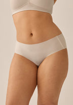 Voorzijde van vrouw die de slip one size in de kleur beige van het merk Naturana draagt