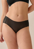 Voorzijde van vrouw die de slip one size in de kleur zwart van het merk Naturana draagt