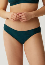 Voorzijde van vrouw die de slip met strepen in de kleur groen van het merk Naturana draagt