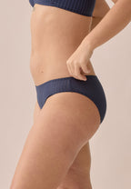 Zijde van vrouw die de slip met strepen in de kleur navy van het merk Naturana draagt