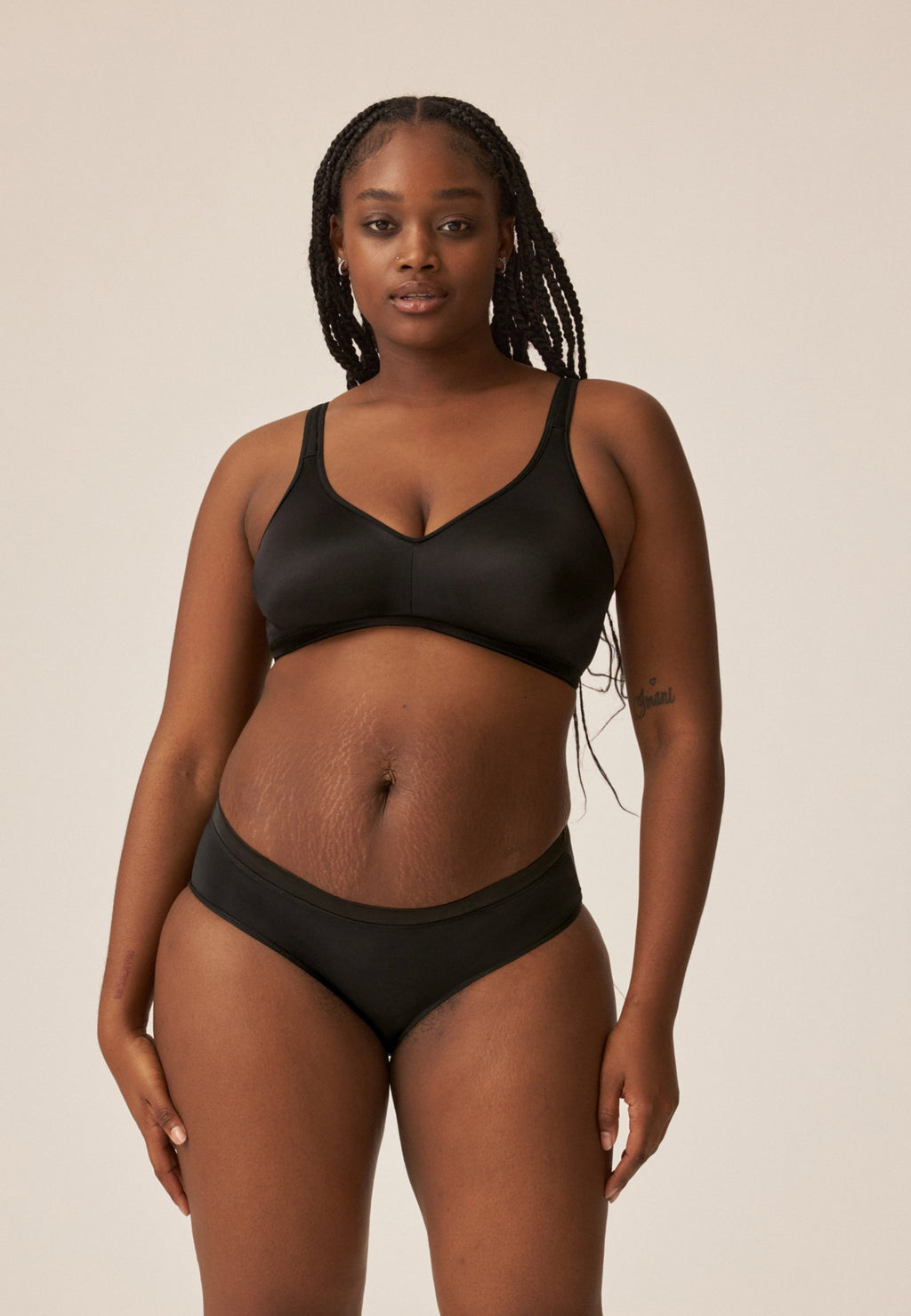 Voorzijde van vrouw die de slip met glansband in de kleur zwart van het merk Naturana draagt