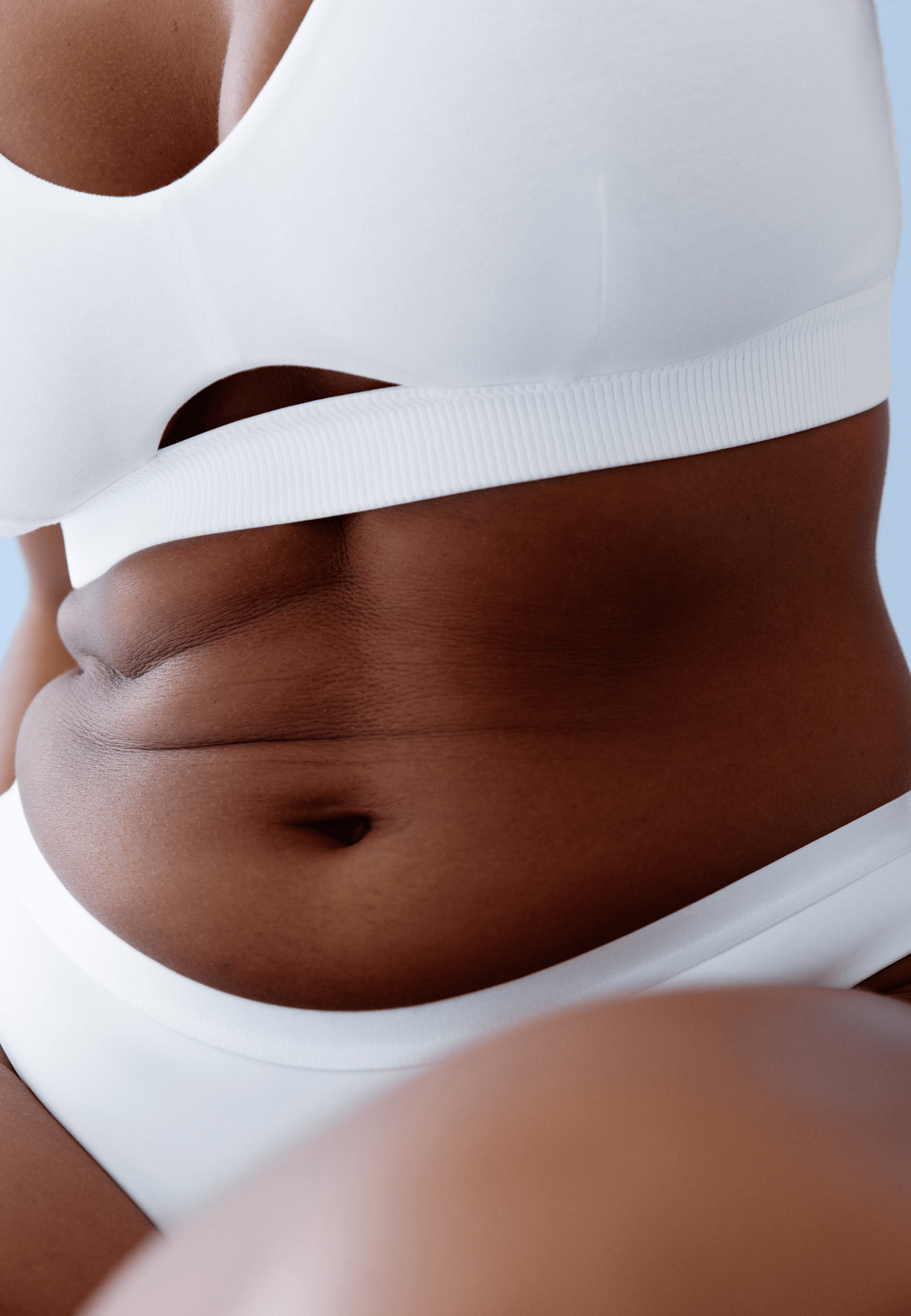 Voorzijde van vrouw die de katoenen soft bh in de kleur wit van het merk Naturana draagt