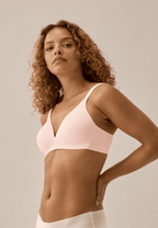 Zijde van vrouw die de soft bh met brede bandjes in de kleur blush van het merk Naturana draagt