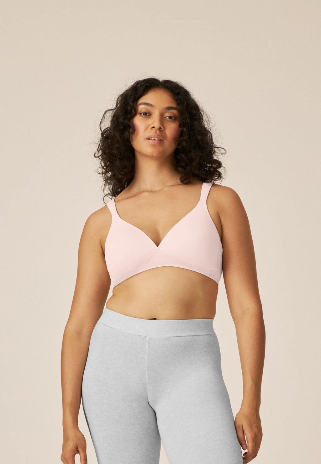 Voorzijde van vrouw die de soft bh met brede bandjes in de kleur blush van het merk Naturana draagt