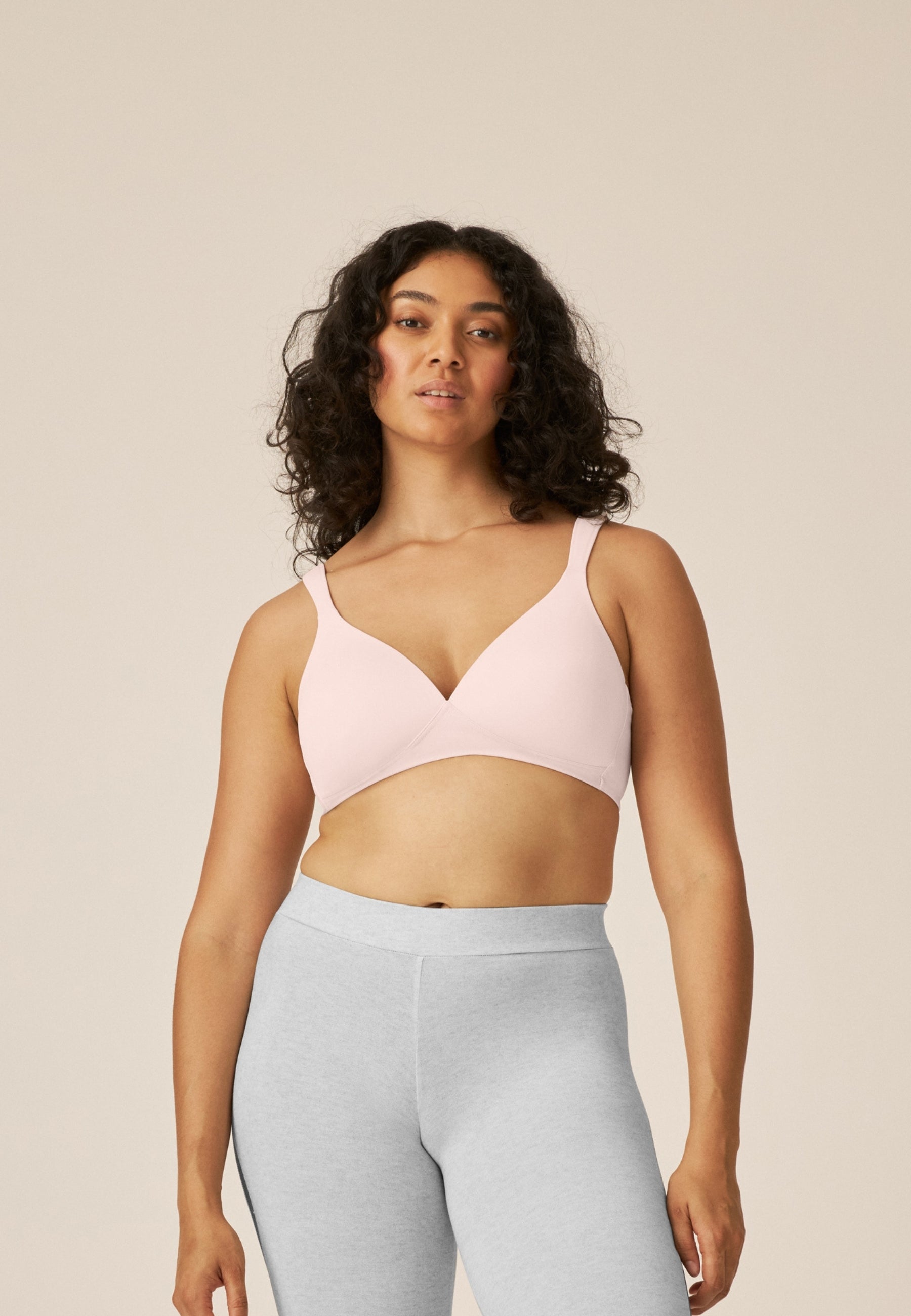 Voorzijde van vrouw die de soft bh met brede bandjes in de kleur blush van het merk Naturana draagt