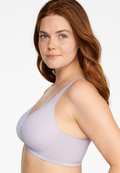 Zijde van vrouw die de soft bh met brede bandjes in de kleur blueberry cream van het merk Naturana draagt