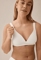 Voorzijde van vrouw die de soft bh met brede bandjes in de kleur ecru van het merk Naturana draagt