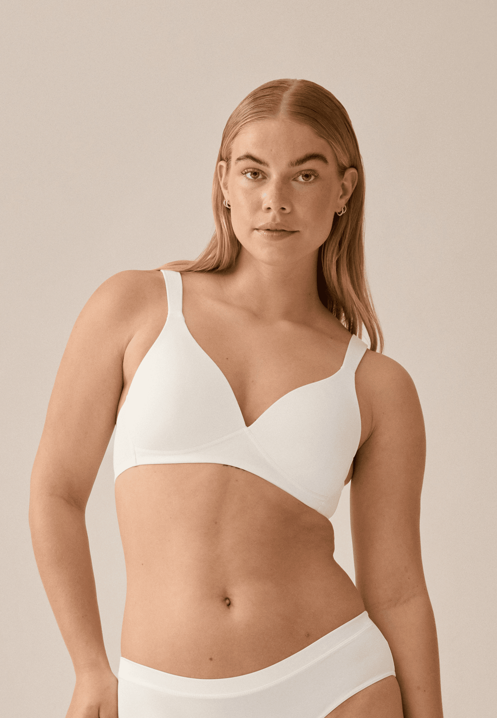Voorzijde van vrouw die de soft bh met brede bandjes in de kleur ecru van het merk Naturana draagt