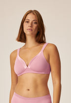 Voorzijde van vrouw die de soft bh met glansband in de kleur smoked orchid van het merk Naturana draagt