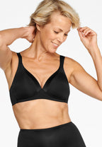 Voorzijde van vrouw die de soft bh met glansband in de kleur zwart van het merk Naturana draagt