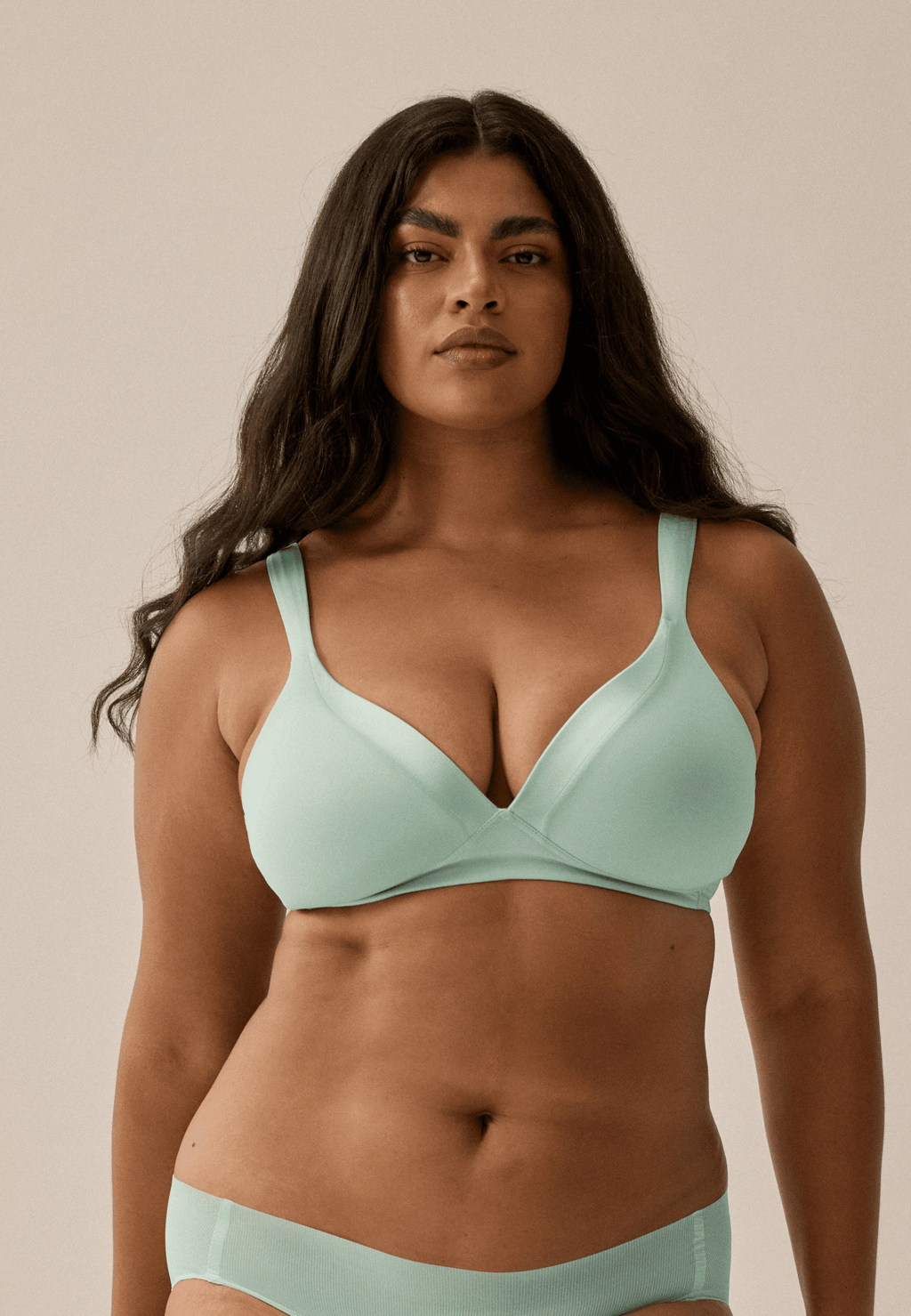 Voorzijde van vrouw die de soft bh met glansband in de kleur aquamenta van het merk Naturana draagt