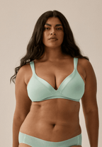 Voorzijde van vrouw die de soft bh met glansband in de kleur aquamenta van het merk Naturana draagt