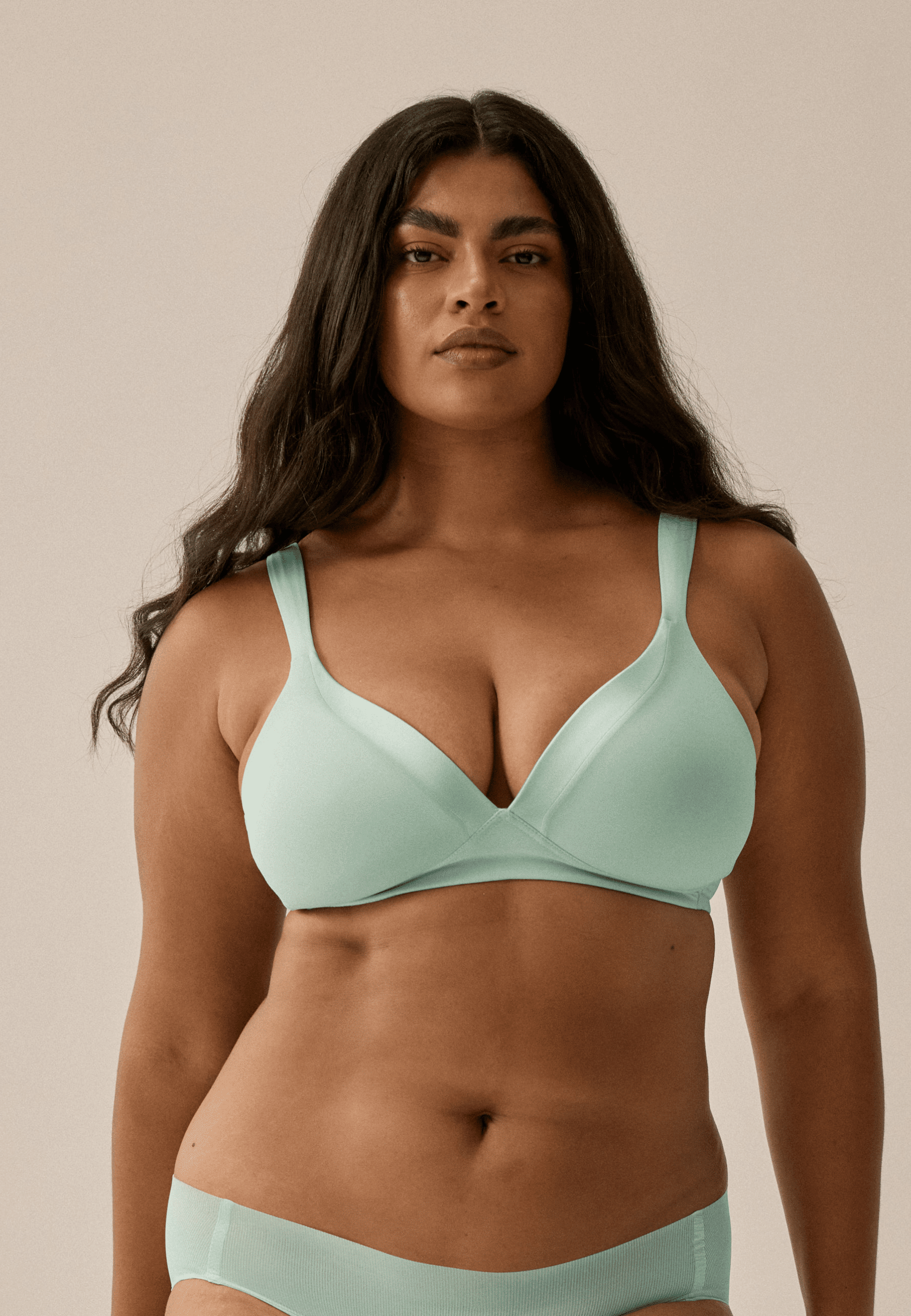 Voorzijde van vrouw die de soft bh met glansband in de kleur aquamenta van het merk Naturana draagt