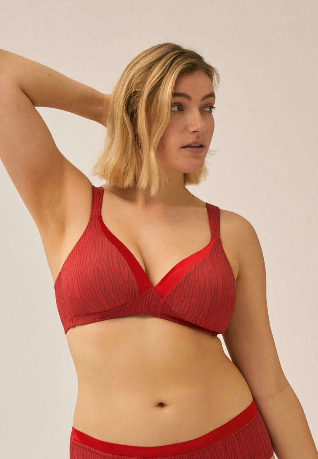 Voorzijde van vrouw die de soft bh met glansband in de kleur negroni print van het merk Naturana draagt