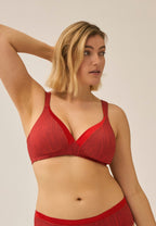 Voorzijde van vrouw die de soft bh met glansband in de kleur negroni print van het merk Naturana draagt