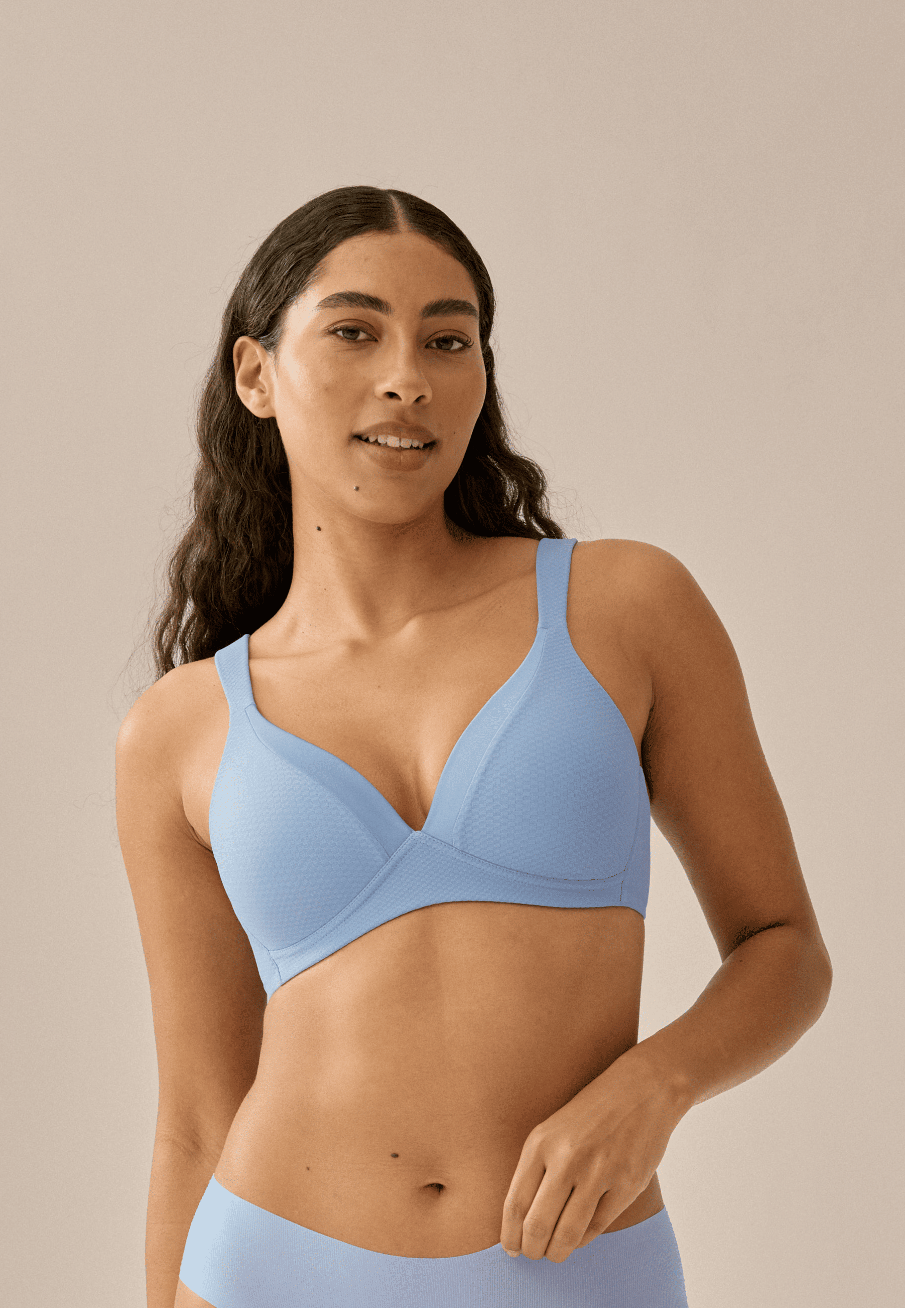 Voorzijde van vrouw die de soft bh met glansband en patroon in de kleur forever blue van het merk Naturana draagt