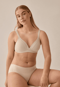 Voorzijde van vrouw die de soft bh met glansband en patroon en one size slip in de kleur beige van het merk Naturana draagt