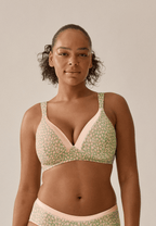 Voorzijde van vrouw die de soft bh met glansband in de kleur rose olive van het merk Naturana draagt