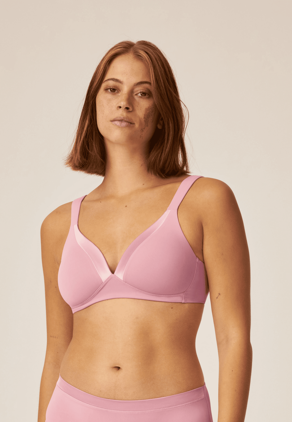 Voorzijde van vrouw die de soft bh met glansband in de kleur smoked orchid van het merk Naturana draagt