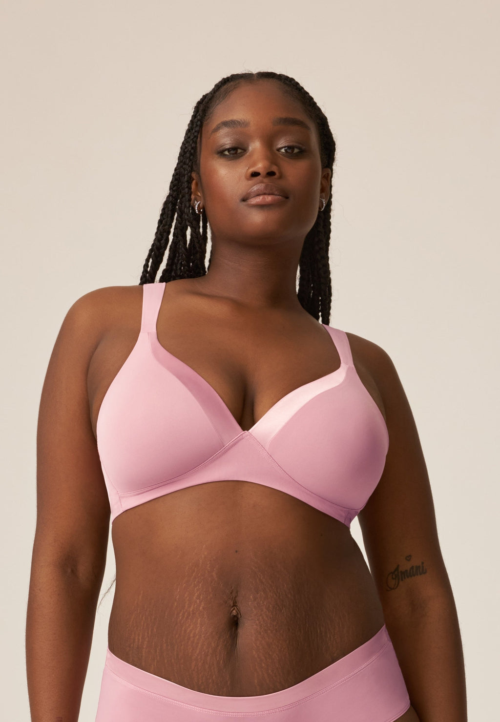 Voorzijde van vrouw die de soft bh met glansband in de kleur smoked orchid van het merk Naturana draagt