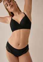 Voorzijde van vrouw die de voorgevormde soft bh en hipster met gerecycled kant in de kleur zwart van het merk Naturana draagt