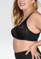 Zijde van vrouw die de soft bh met kanten detail in de kleur zwart van het merk Naturana draagt