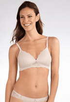 Voorzijde van vrouw die de soft bh met kant in de kleur beige van het merk Naturana draagt