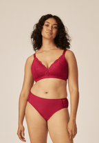 Voorzijde van vrouw die de soft bh met gerecycled kant in de kleur casis van het merk Naturana draagt