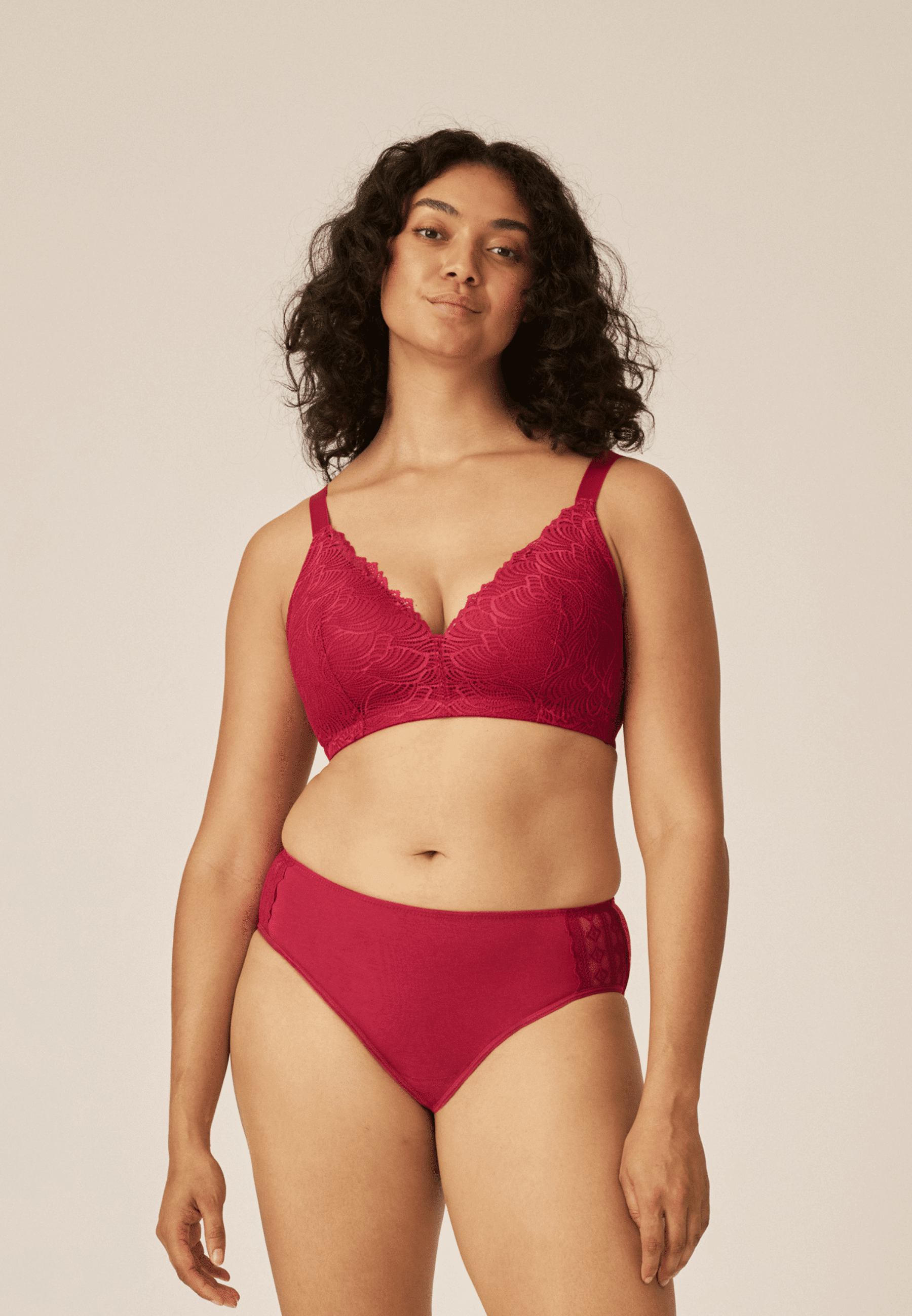 Voorzijde van vrouw die de soft bh met gerecycled kant in de kleur casis van het merk Naturana draagt