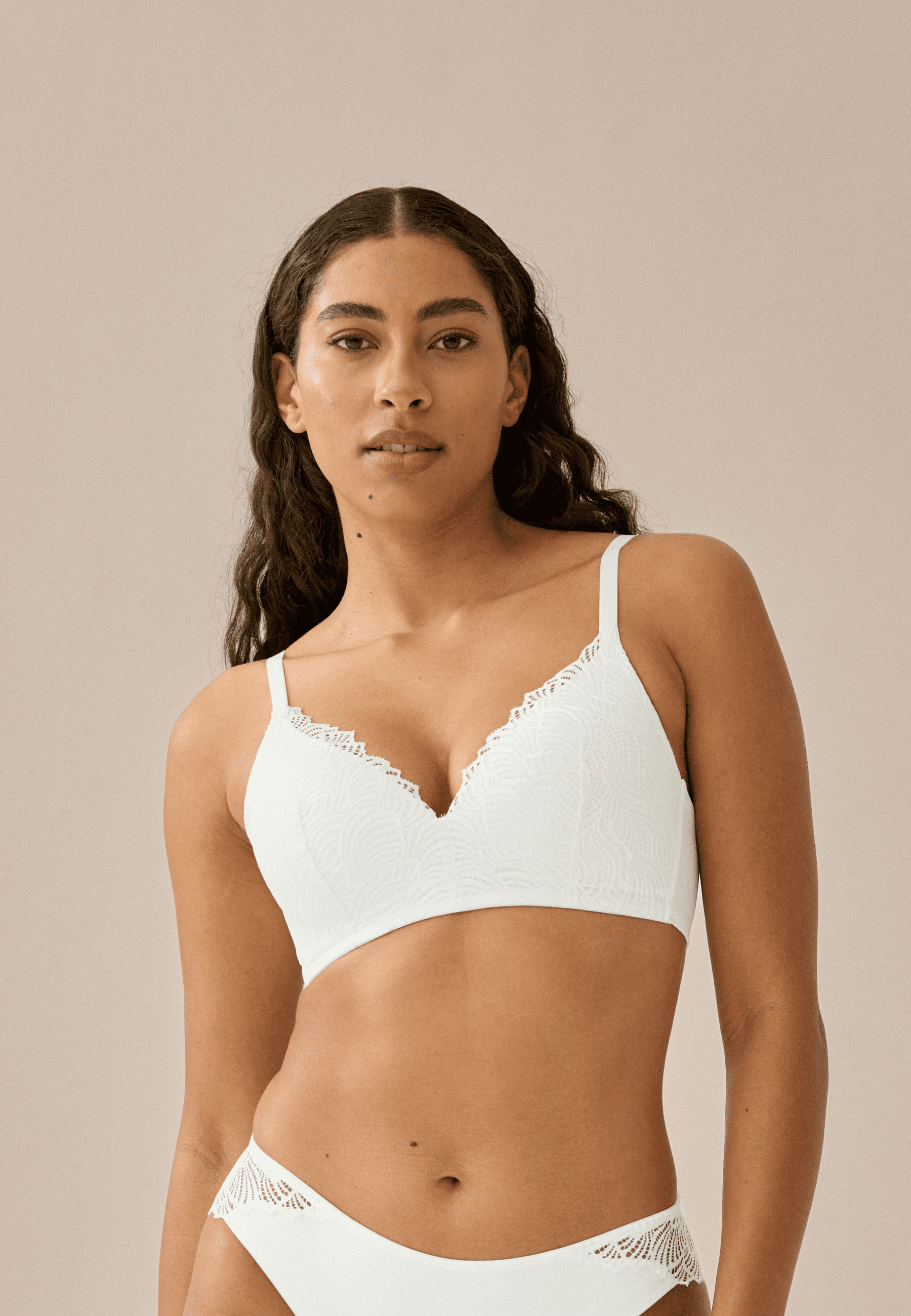 Voorzijde van vrouw die de soft bh met gerecycled kant in de kleur ecru van het merk Naturana draagt