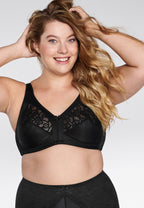 Voorzijde van vrouw die de soft bh met kanten detail in de kleur zwart van het merk Naturana draagt