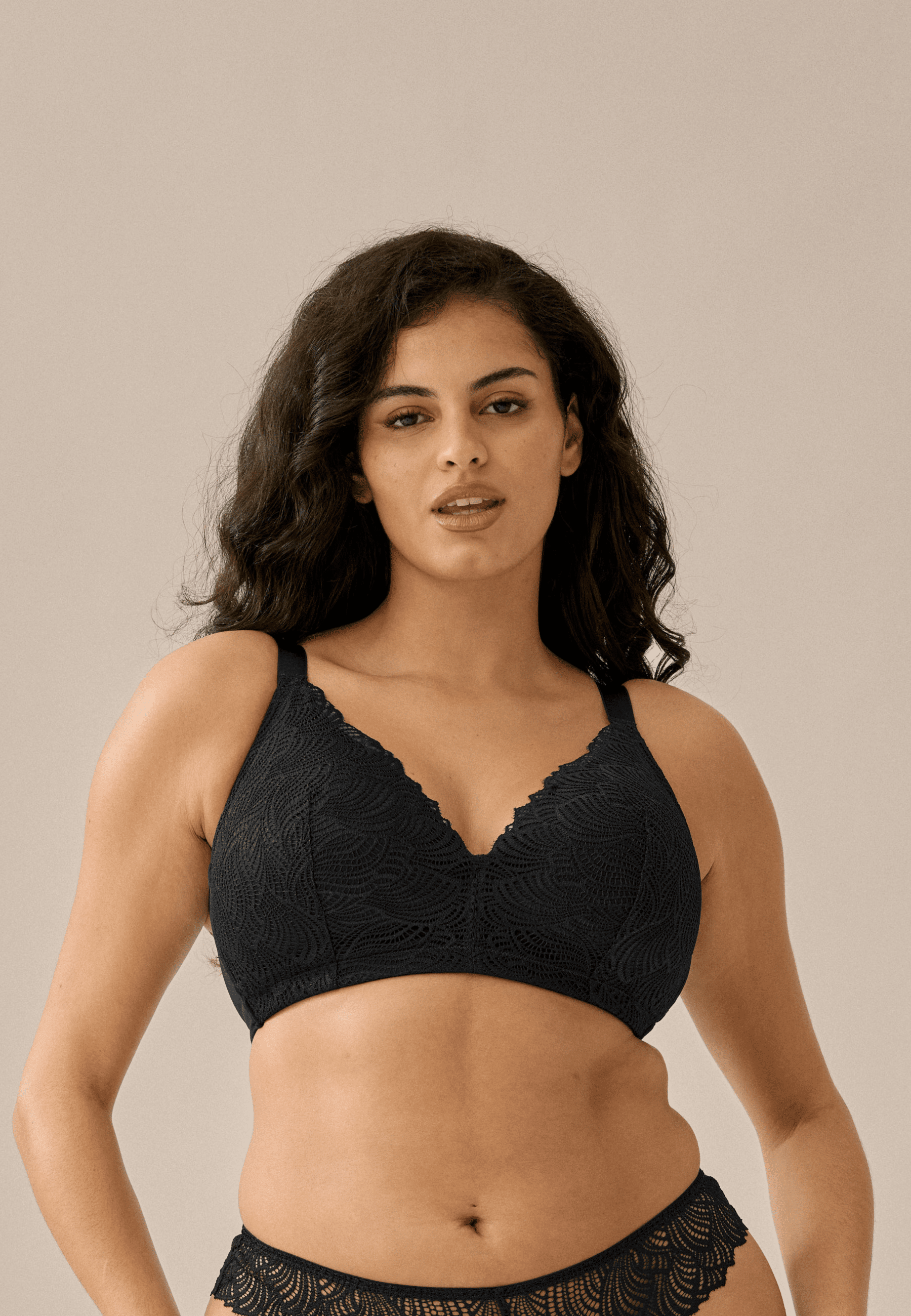 Voorzijde van vrouw die de soft bh met gerecycled kant in de kleur zwart van het merk Naturana draagt