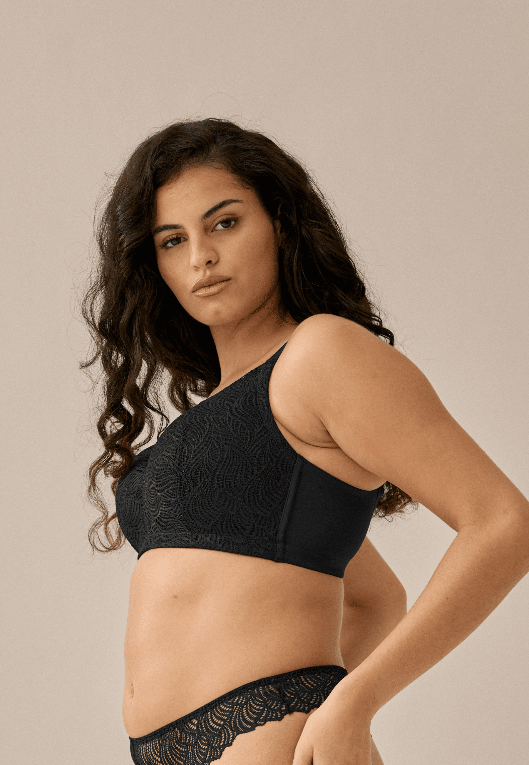 Zijde van vrouw die de soft bh met gerecycled kant in de kleur zwart van het merk Naturana draagt