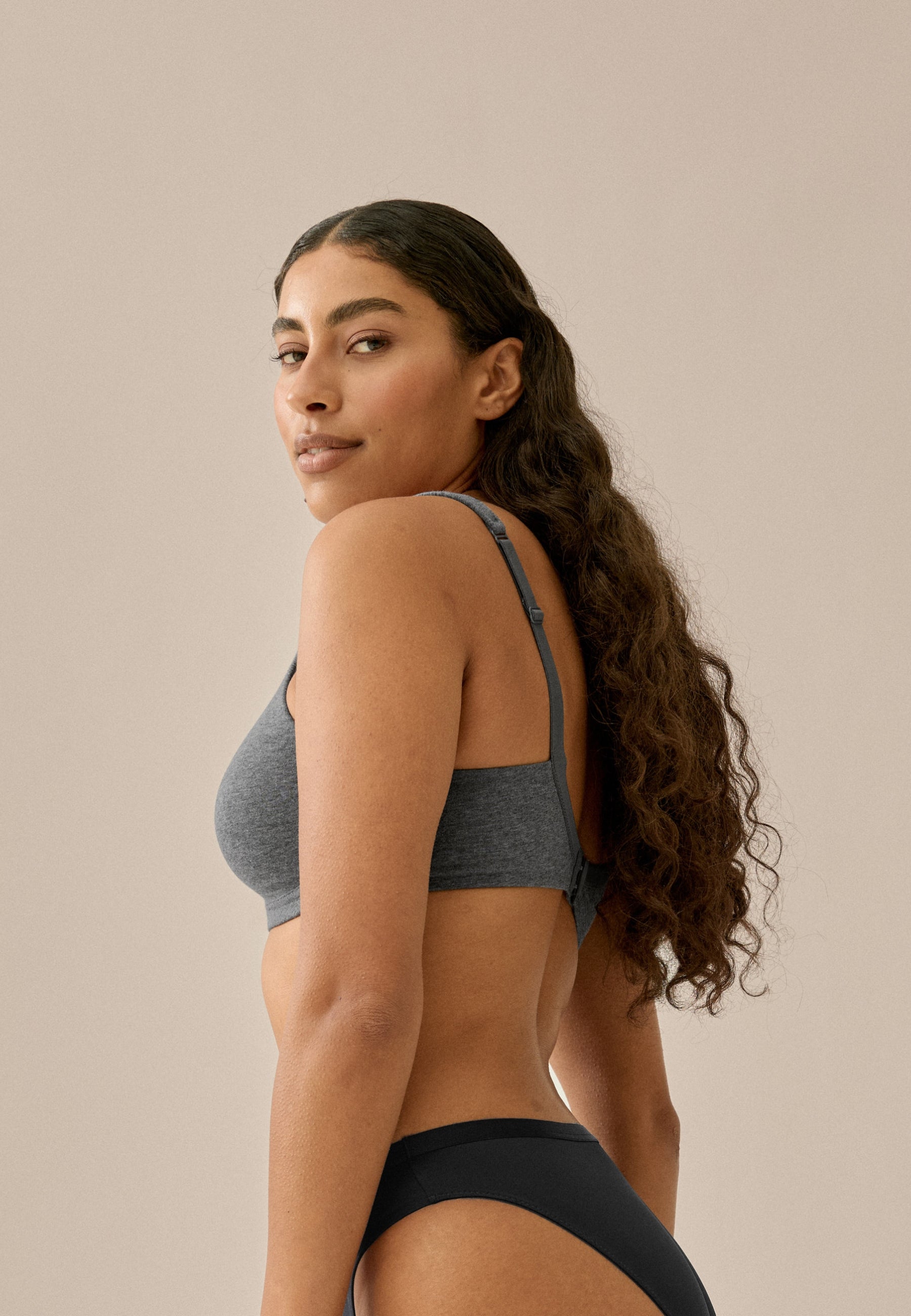 Zijde van vrouw die de katoenen soft bh met brede bandjes in de kleur grey melange van het merk Naturana draagt