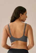 Achterzijde van vrouw die de katoenen soft bh met brede bandjes in de kleur grey melange van het merk Naturana draagt
