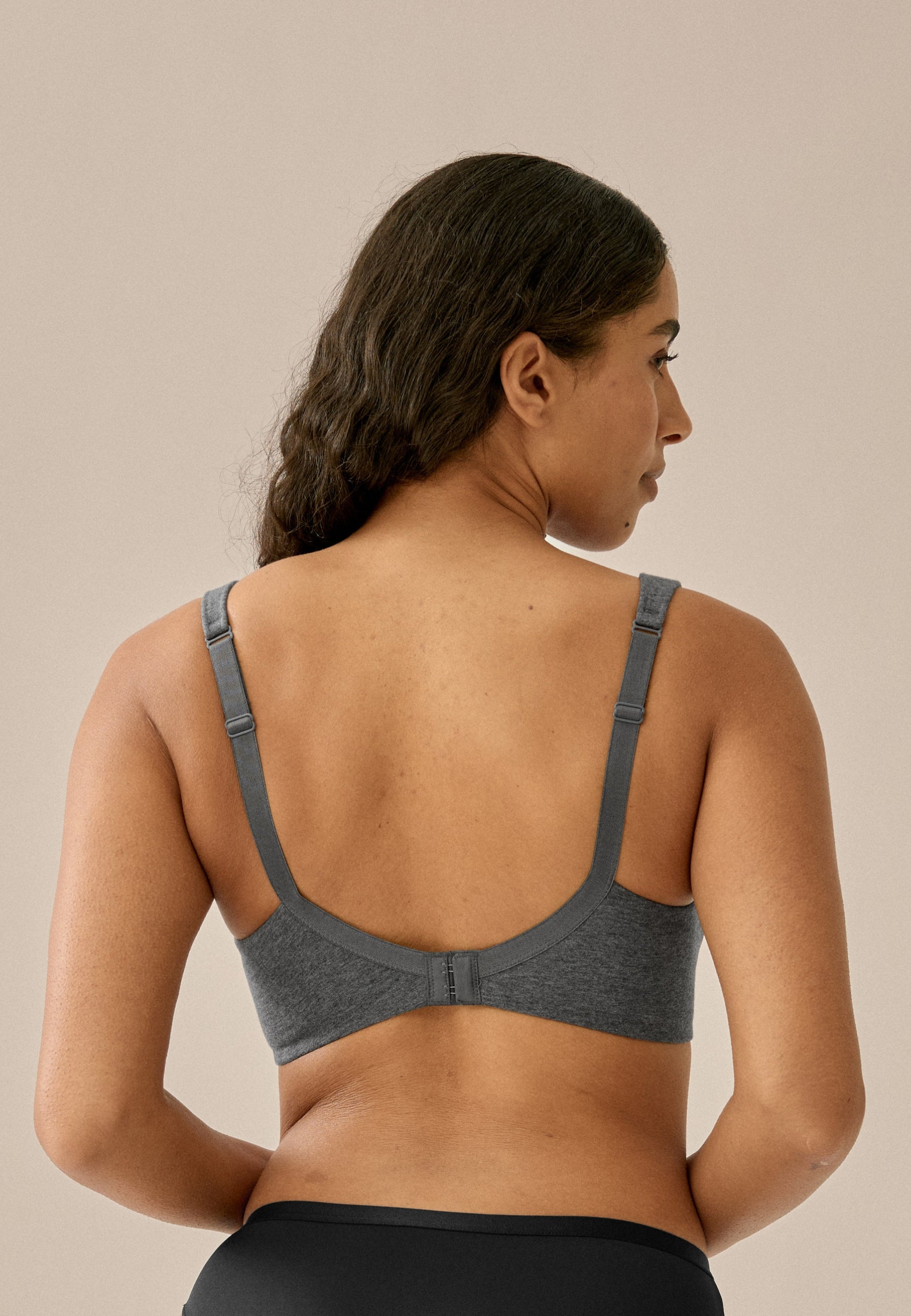 Achterzijde van vrouw die de katoenen soft bh met brede bandjes in de kleur grey melange van het merk Naturana draagt