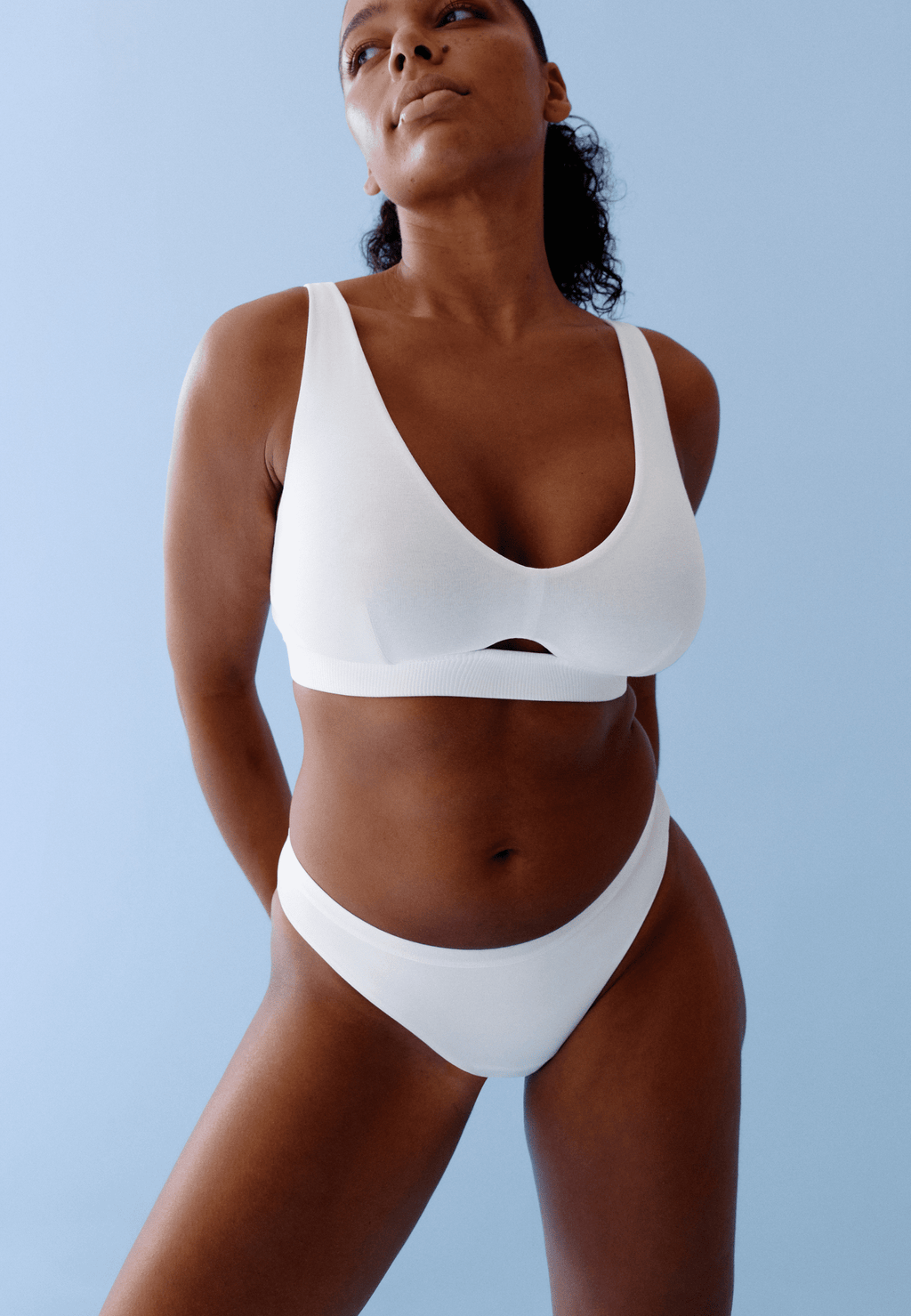 Voorzijde van vrouw die de katoenen soft bh in de kleur wit van het merk Naturana draagt