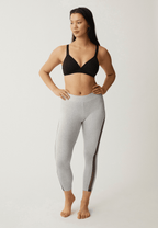 Voorzijde van vrouw die de soft bh met mesh bandjes in de kleur zwart van het merk Naturana draagt